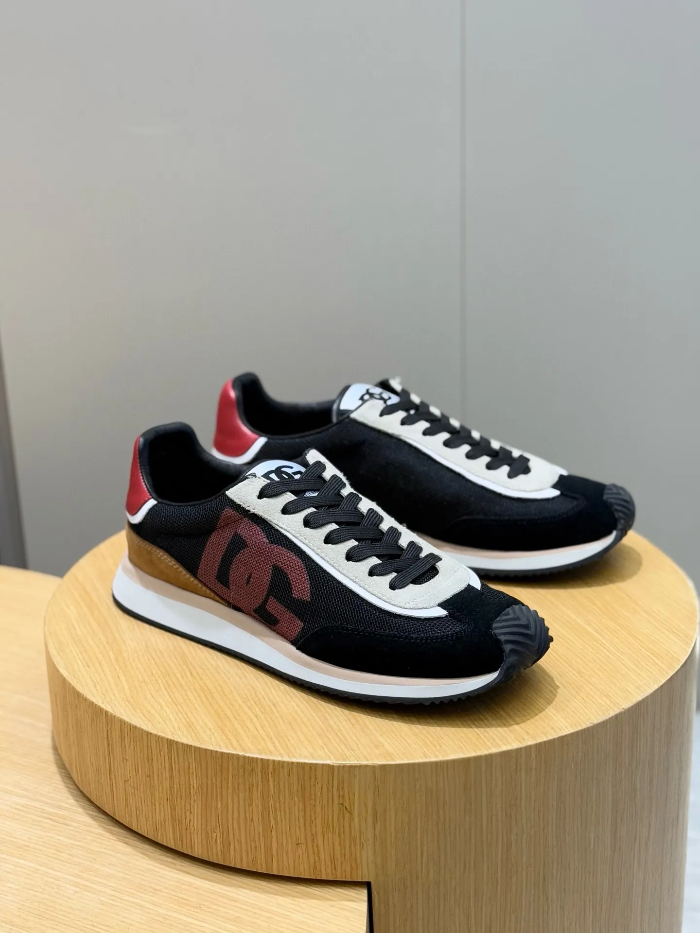 Factory price: 438💰DG Cushion high-end men's sports and casual shoes made of spliced materials. The new Cushion sports shoes are made of two-color suede upper｜Contrasting mesh printing on the side and DG cross logo are the finishing touch｜The lightweight and grippy rubber outsole adopts an innovative design to provide excellent performance｜The jacquard label adds timeless style｜Original imported cowhide, multiple material splicing design, imported cowhide lining Cowhide feet, original TPR elastic outsole Size: 39-44 (customized at 38.45)